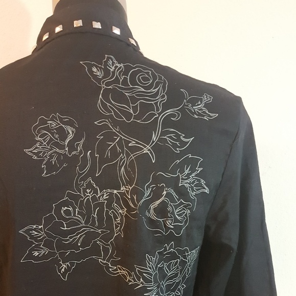 Spice & Roses Lace Up Embroidered Tunic Top - Picture 7 of 7